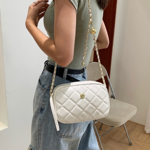 NWT White Quilted Crossbody Handbag with Gold Hardware - Picture 4 of 4